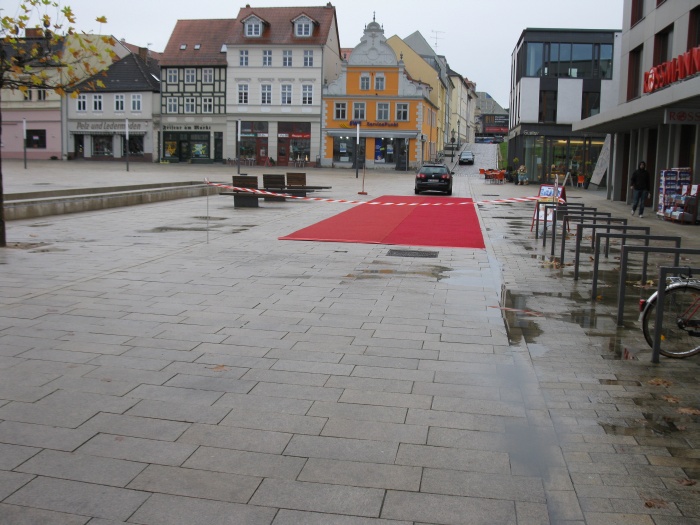 Ein roter Teppich liegt auf dem Eberswalder Marktplatz.