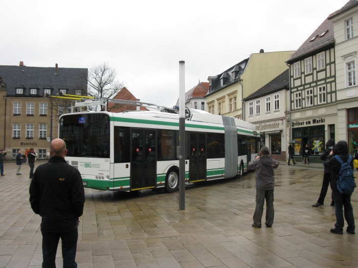 Die erste offizielle Fahrt führte den Gelenkobus 051 mit geladenen Gästen zum Waldsolarheim Eberswalde.