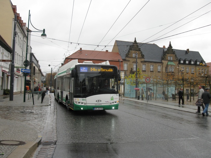 Der zweite neue Gelenkobus mit der Wagen-Nummer 052 trifft auf dem Eberswalder Marktplatz ein.