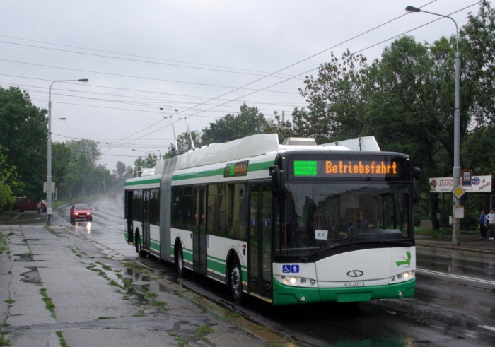 Erste Probefahrten an der Fahrleitung des ersten Eberswalder Solaris-Gelenkobusses (E 1) in Ostrava/CZ
