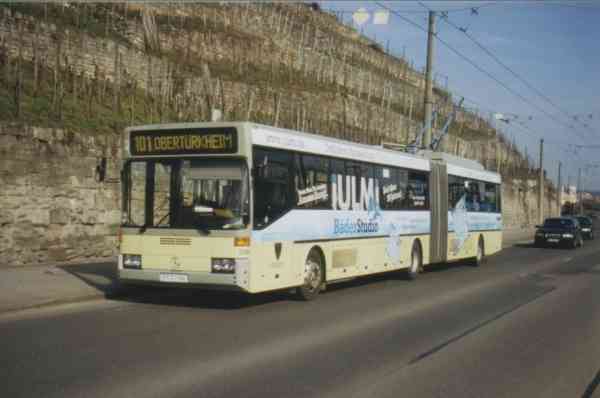 Duo-Bus Nr. 318 vom deutschen Typ Daimler Benz/AEG O 405 GTD der Städtischen Verkehrsbetriebe Esslingen am Neckar im Einsatz