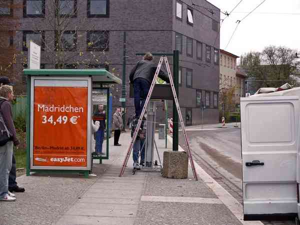 Elektronische Anzeigetafel an der Haltestelle Eberswalde/Markt
