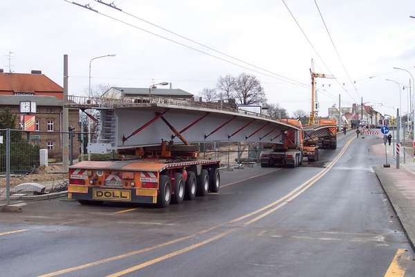 Schwerlasttransportfahrzeuge mit Brückenträger am 15.12.2005