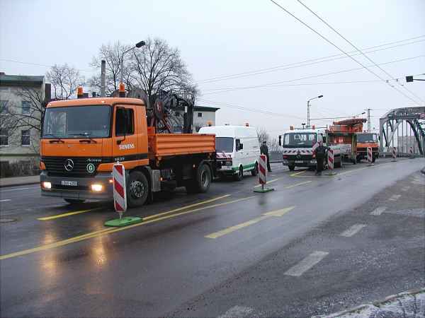 Umbau der Fahrleitung und der Änderung der Verkehrsführung auf der Eberswalder Eisenbahnbrücke am 19.01.2002