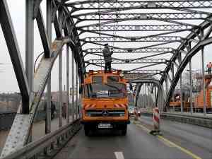 Перекладка троллейбусной контактной сети со старого Железнодорожного моста на новый Железнодорожный мост.