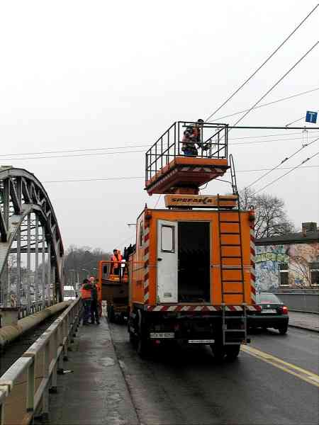 Umbau der Fahrleitung und der Änderung der Verkehrsführung auf der Eberswalder Eisenbahnbrücke am 19.01.2002