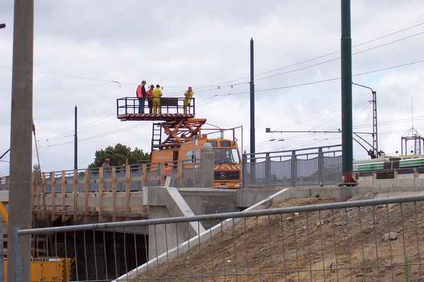 Fahrleitungsarbeiten auf der neuen Eberswalder Eisenbahnbrücke am 12.08.2005