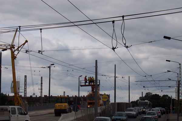 Fahrleitungsarbeiten auf der neuen Eberswalder Eisenbahnbrücke am 12.08.2005