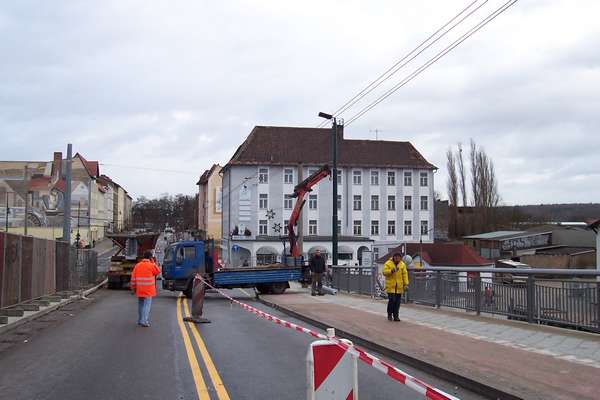 Montage neuer Fahrleitungsmaste auf der südlichen Eisenbahnbrücke