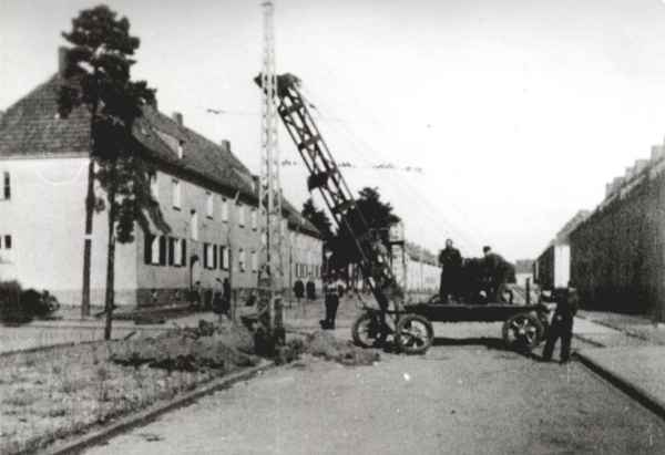Aufbau der Fahrleitung in Nordend an der Kreuzung Helene-Lange-Straße
Ecke Rosa-Luxenburg-Straße
