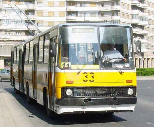 Бывший эберсвальдский шарнирно-сочленённый троллейбус № 015 на площади Марашти в румынском городе Тимишоара.