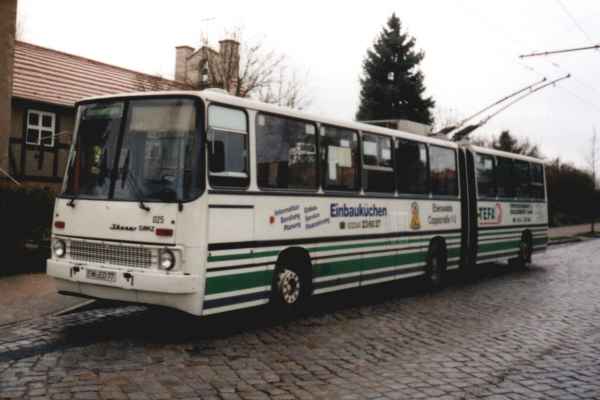 Articulated trolleybus no. 025 of the Hungarian type Ikarus 280.93 with the firm colors of the Barnimer Busgesellschaft mbH