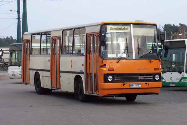 Bus vom ungarischen Typ Ikarus 260.02 (ehemals BVG Nr. 5027) auf dem Betriebshof Nordend am 12.11.2005