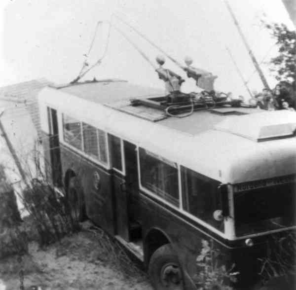 Verkehrsunfall mit Obus Nr. 04(II) vom deutschen Typ KEO I (Kriegseinheitsobus Normgröße 1)
