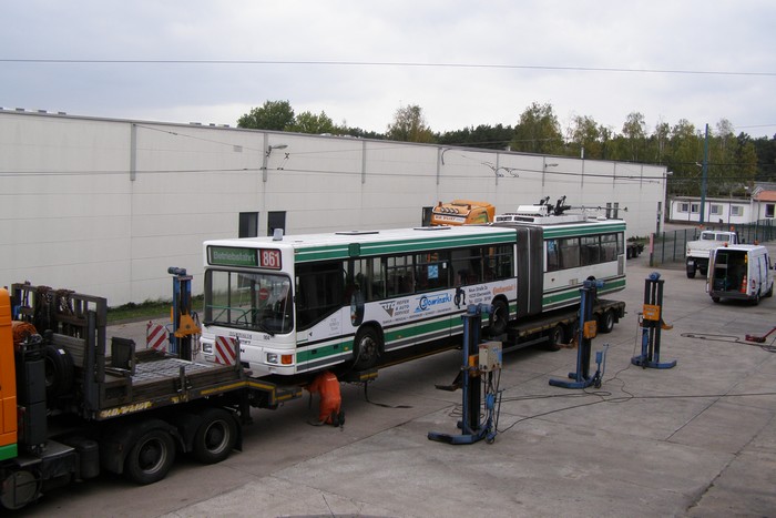 On 05 October 2011 was the articulated trolleybus no. 004 of the Austrian type ÖAF Gräf & Stift NGE 152 M17 shipped on a Dutch flat
bed trailer.