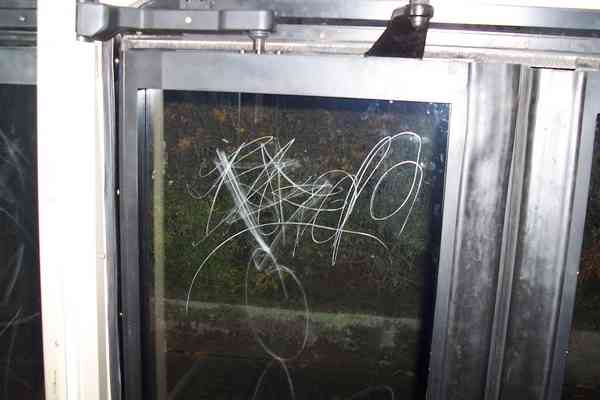 Расцарапанное стекло в дверях шарнирносочленённого троллейбуса № 004