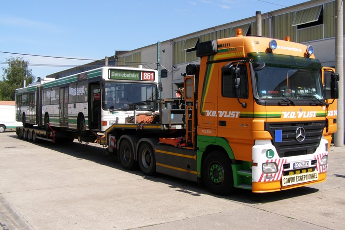 On 02 July 2012 was the articulated trolleybus no. 011 of the Austrian type ÖAF Gräf & Stift NGE 152 M17 shipped on a Dutch flat
bed trailer.