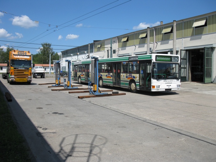 На специальном полуприцепе 06 июля 2011 года шарнирносочленённый троллейбус № 032 австрийского типа ÖAF Gräf & Stift NGE 152 M17 отправился в Будапешт.