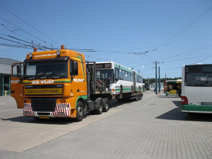 Am 02.07.2012 wurde der Gelenkobus Nr. 033 vom österreichischen Typ ÖAF Gräf & Stift NGE 152 M17 auf einen holländischen LKW-Tieflader verladen.