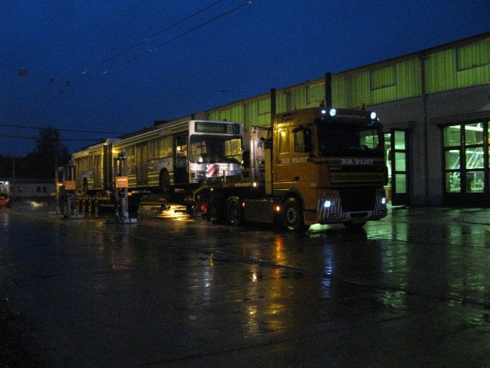 On 11 October 2011 was the articulated trolleybus no. 034 of the Austrian type ÖAF Gräf & Stift NGE 152 M17 shipped on a Dutch flat
bed trailer