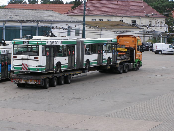 Am 13.07.2011 wurde der Gelenkobus Nr. 035 vom österreichischen Typ ÖAF Gräf & Stift NGE 152 M17 auf einen holländischen LKW-Tieflader verladen.