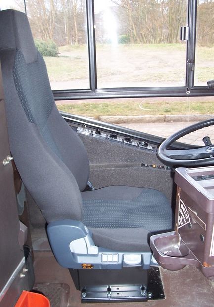 Fahrersitz vom Typ ISRI® 6860/885 im Gelenkobus 035
