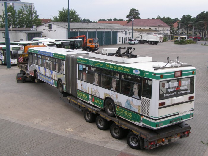 On 20 July 2011 was the articulated trolleybus no. 036 of the Austrian type ÖAF Gräf & Stift NGE 152 M17 shipped on a Dutch flat
bed trailer.