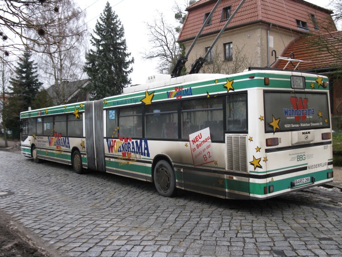 Articulated trolleybus no. 037 of the Austrian type ÖAF Gräf & Stift NGE 152 M17