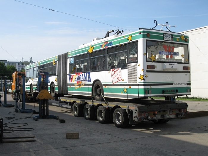 Am 13.07.2011 wurde der Gelenkobus Nr. 037 vom österreichischen Typ ÖAF Gräf & Stift NGE 152 M17 auf einen holländischen LKW-Tieflader verladen.