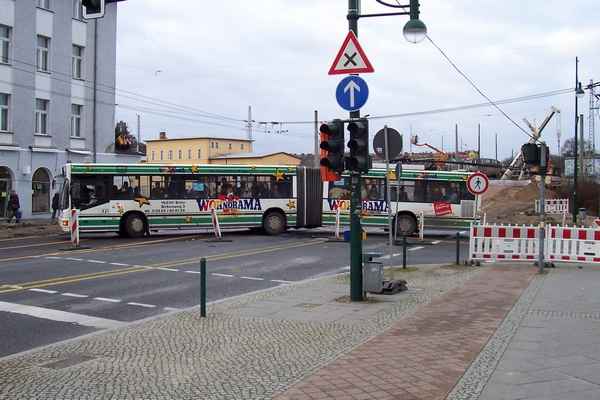 Obus 037 beim Abbiegen von der Bergerstraße in die Eisenbahnstraße