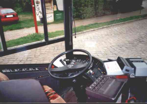 Fahrersitz des Gelenkobusses vom österreichischen Typ ÖAF Gräf & Stift NGE 152 M17