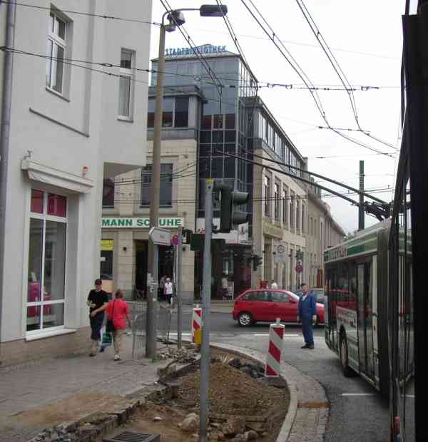 Probefahrt mit dem Gelenkobus 040 an der Kreuzung Friedrich-Ebert-Straße/Breite Straße