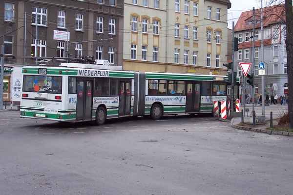 Nach dem Wenden rollt Obus 040 an die Haltestelle Schöpfurther Straße