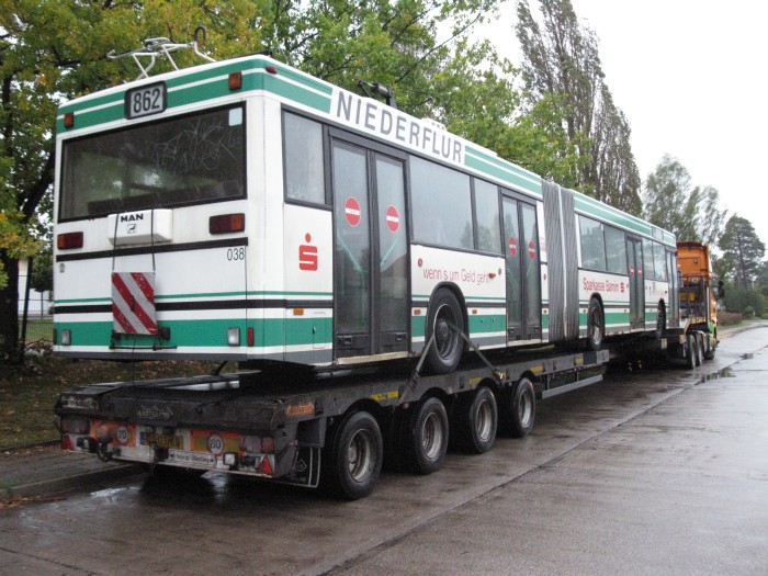 On 10 October 2011 was the articulated trolleybus no. 038 of the Austrian type ÖAF Gräf & Stift NGE 152 M18 loaded on a Dutch flat
bed trailer.