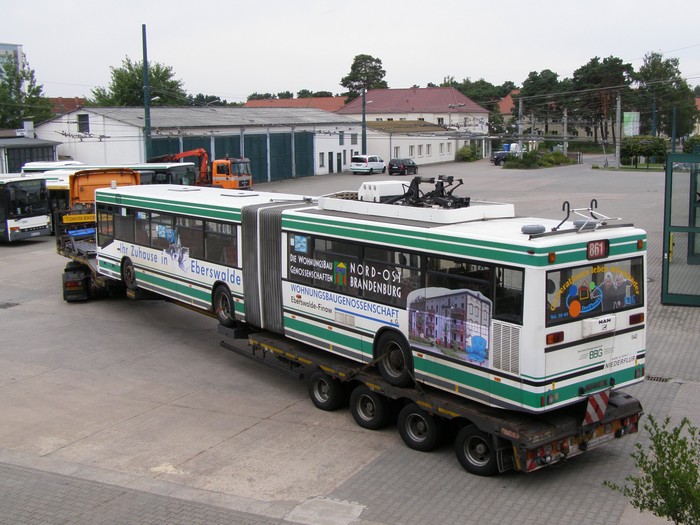 На специальном полуприцепе 20 июля 2011 года шарнирносочленённый троллейбус № 040 австрийского типа ÖAF Gräf & Stift NGE 152 M17 отправился в Будапешт.