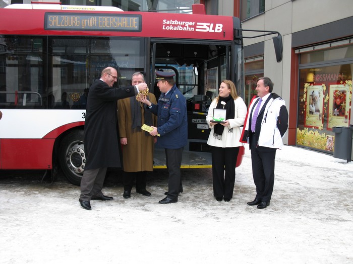 Herr Mackinger, Verkehrsdirektor der Salzburg AG, übergibt symbolisch den Vorführwagen an Herrn Wruck, Geschäftsführer der Barnimer Busgesellschaft