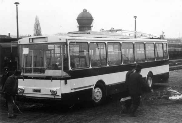 Obus vom tschechischen Typ SKODA 14 Tr03 bei der Entladung auf dem Güterbahnhof Eberswalde im Januar 1984