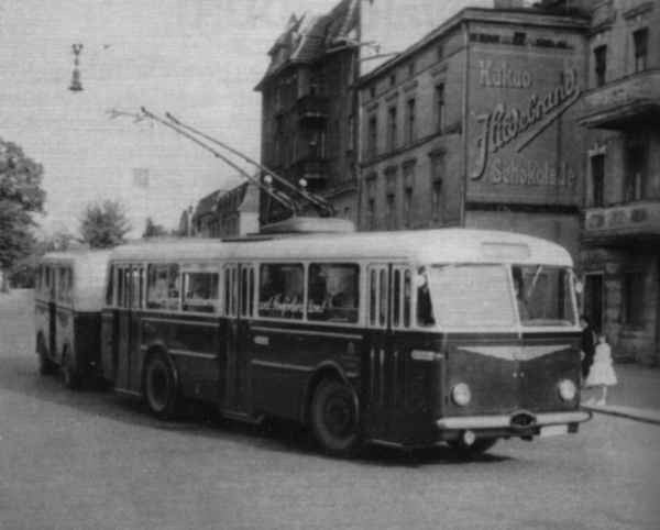 Obus Nr. 9(III) vom tschechischen Typ SKODA 8 Tr6 mit einem Obus-Anhänger vom deutschen Typ Lindner kurz vor der Ostrampe der Eisenbahnbrücke beim Linksabbiegen von der Eisenbahnstraße auf den Bahnhofsvorplatz
