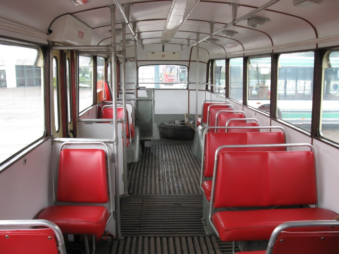 Der Fahrgastraum des Ostravaer Obus 29