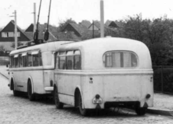 Obus-Anhänger Nr. VII(III) vom DDR-Typ W 701 an der Endhaltestelle Ostend