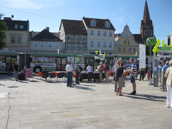 Feier 70 Jahre Eberswalder Obus vor den alten Häusern des Marktes