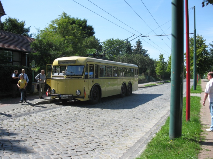 Der älteste fahrbereite Obus Deutschlands, der SSW-DB 45/47 ist auch an der Endhaltestelle Ostend eingetroffen