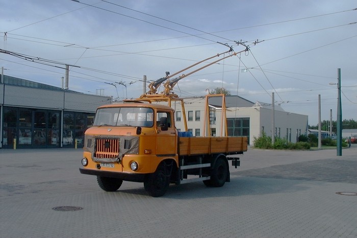 Автомобиль для устранения обледенения проводов на базе грузового автомобиля типа «ИФА В 50 Л»