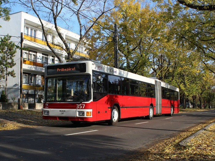 Ehemaliger Eberswalder Gelenkobus Nr. 034 vom österreichischen Typ ÖAF Gräf & Stift NGE 152 M17 in Budapest/H
mit der Wagen-Nr. 357 in der Egressy út