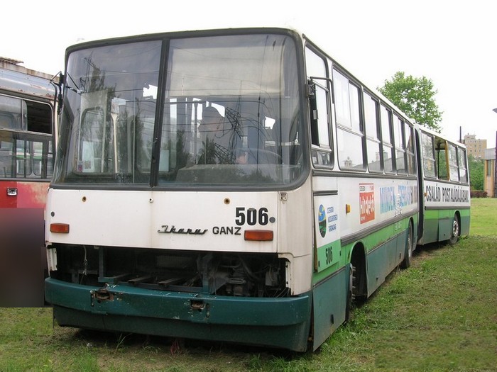 Бывший эберсвальдский шарнирносочленённый троллейбус № 025 венгерского типа «Икарус 280.93» с сегедским гаражным № 506 в троллейбусном депо города Сегед (Венгрия) 20 мая 2007 года