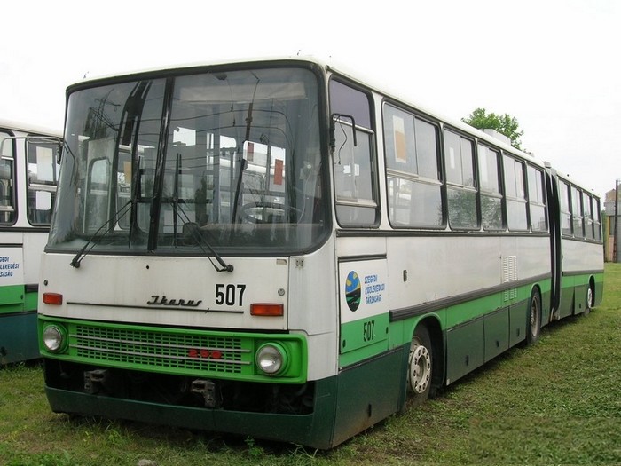 Бывший эберсвальдский шарнирносочленённый троллейбус № 022 венгерского типа «Икарус 280.93» с сегедским гаражным № 507 в троллейбусном депо города Сегед (Венгрия) 20 мая 2007 года