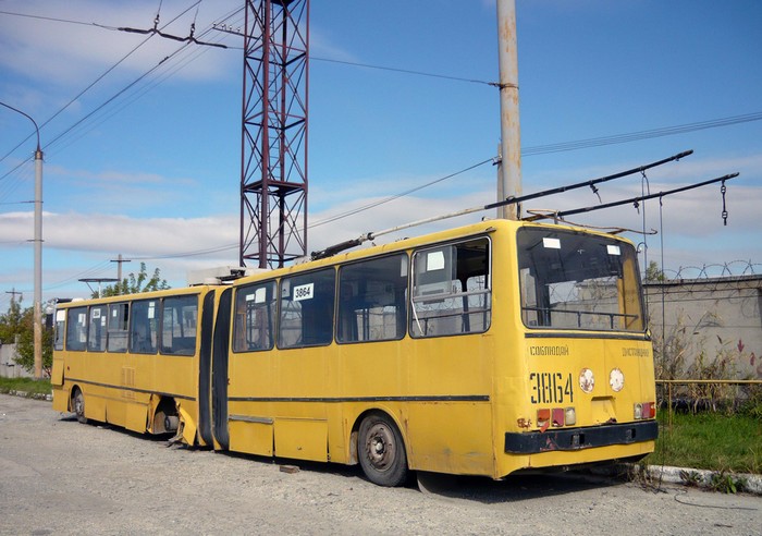 Former Eberswalde articulated trolleybus no. 024 of the Hungarian type Ikarus 280.93 with the Chelyabinsk car no. 3864 was
scrapped in March 2009