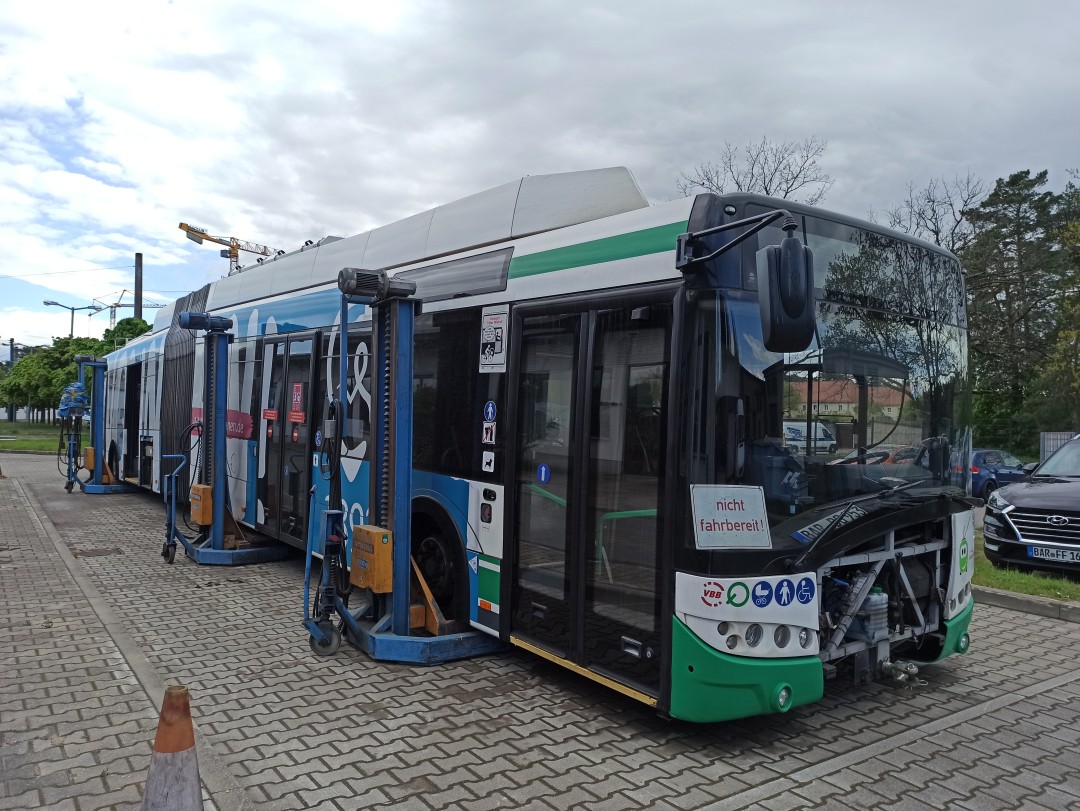 Im April 2024 wurde auch noch die B-Achse des Gelenkobusses 053 ausgebaut. So eine prekäre Ersatzteilversorgung konnte man sich in der Marktwirtschaft nicht vorstellen!