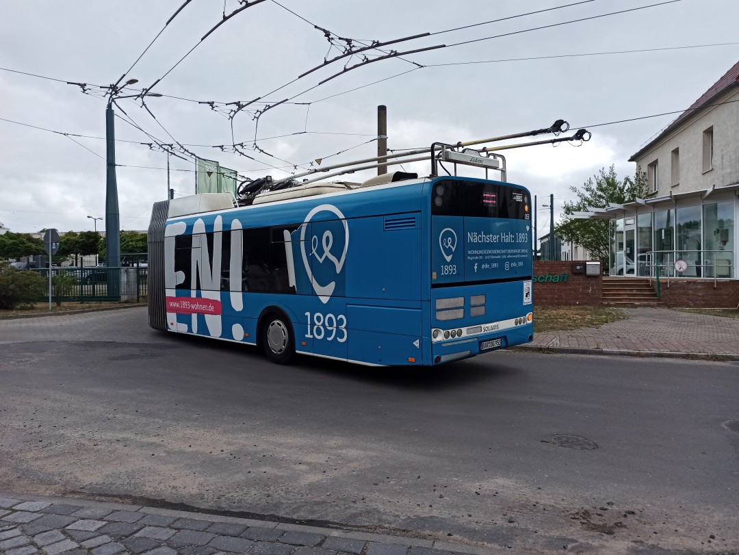 Gelenkobus 053 bei der Einfahrt in den Betriebshof Nordend