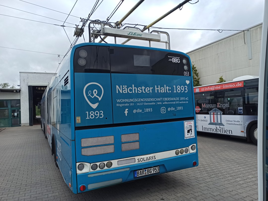 Gelenkobus 053 vor der Einfahrt zur Waschhalle auf dem Betriebshof Nordend